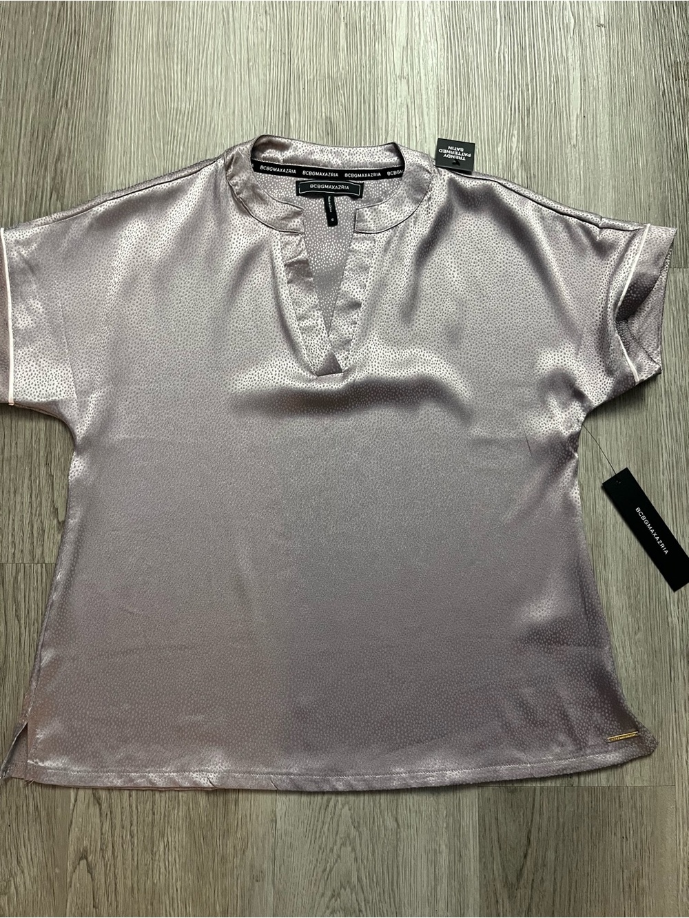 4/$20…418–NWT BCBGMaxAzria Metallic Lilac Short Sleeve Split-Neck Blouse